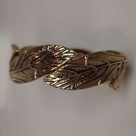 Gold tone bracelet leaf design - Picture 4 of 5